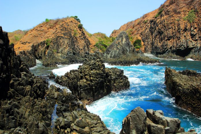 Pantai Semeti Sepotong Planet Krypton Di Pulau Lombok BookingTogo