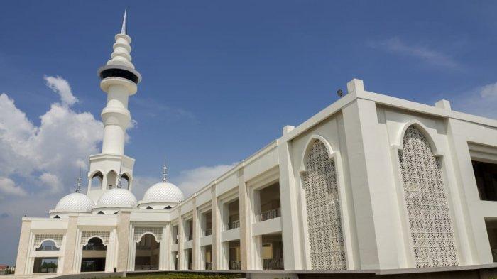 6 Masjid dengan Payung Peneduh Khas Madinah yang Ada di Indonesia