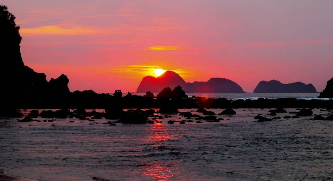 Matahari Terbenam di Bukit Pasir Merah Pantai Pulau Merah