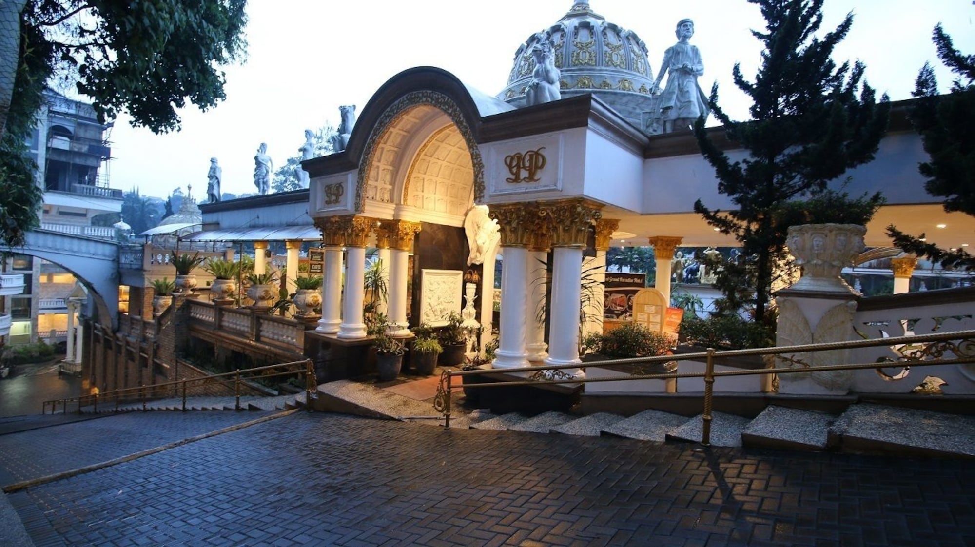 Rekomendasi Hotel di Lembang Grand Paradise Hotel 