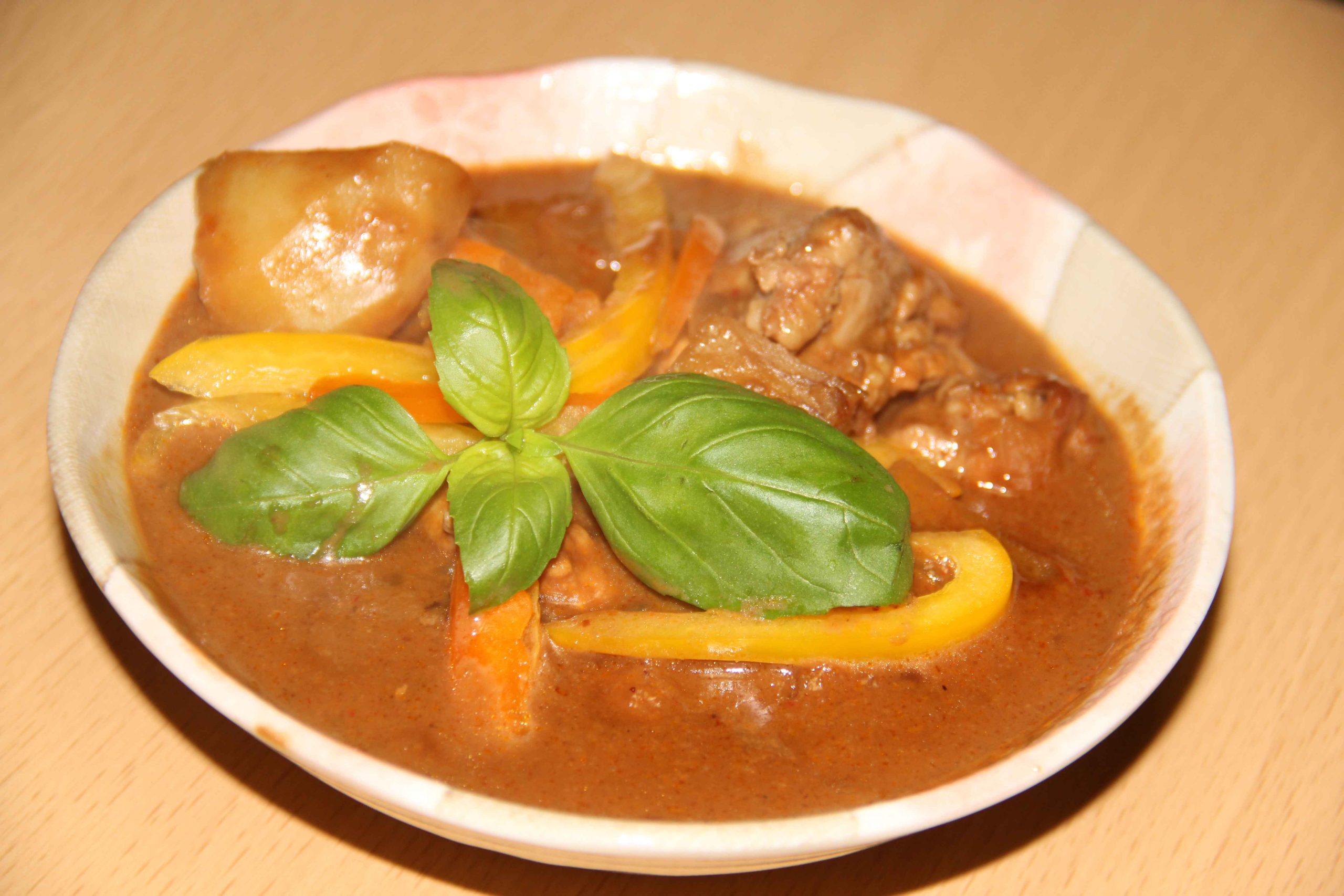 Makanan Khas Thailand yang Terkenal massaman curry