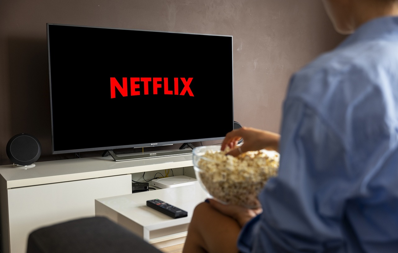 Menonton Netflix saat liburan
