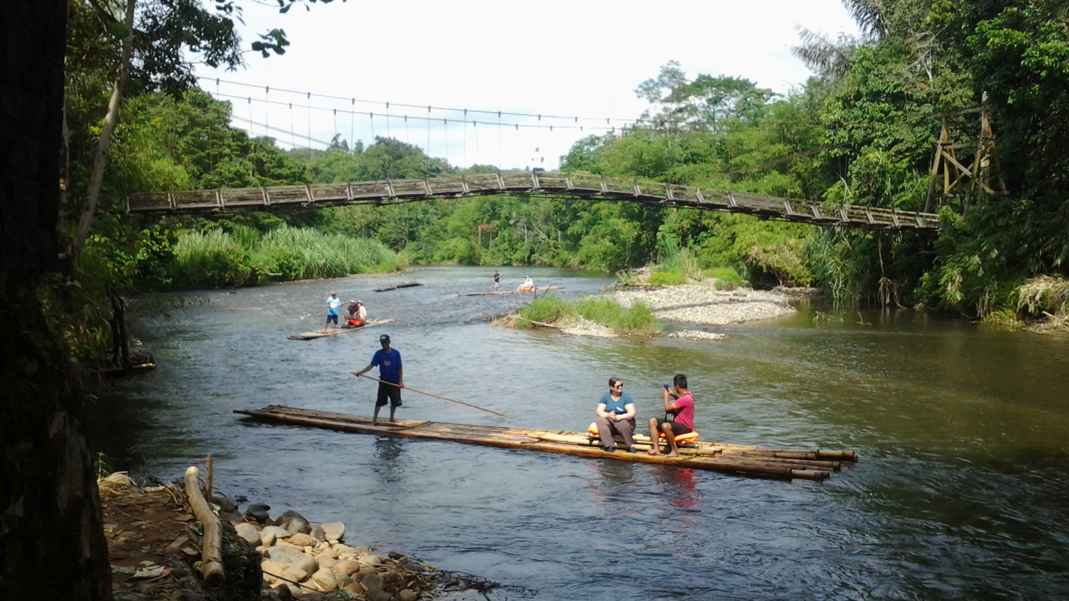 Rafting bambu di Sungai Amandit