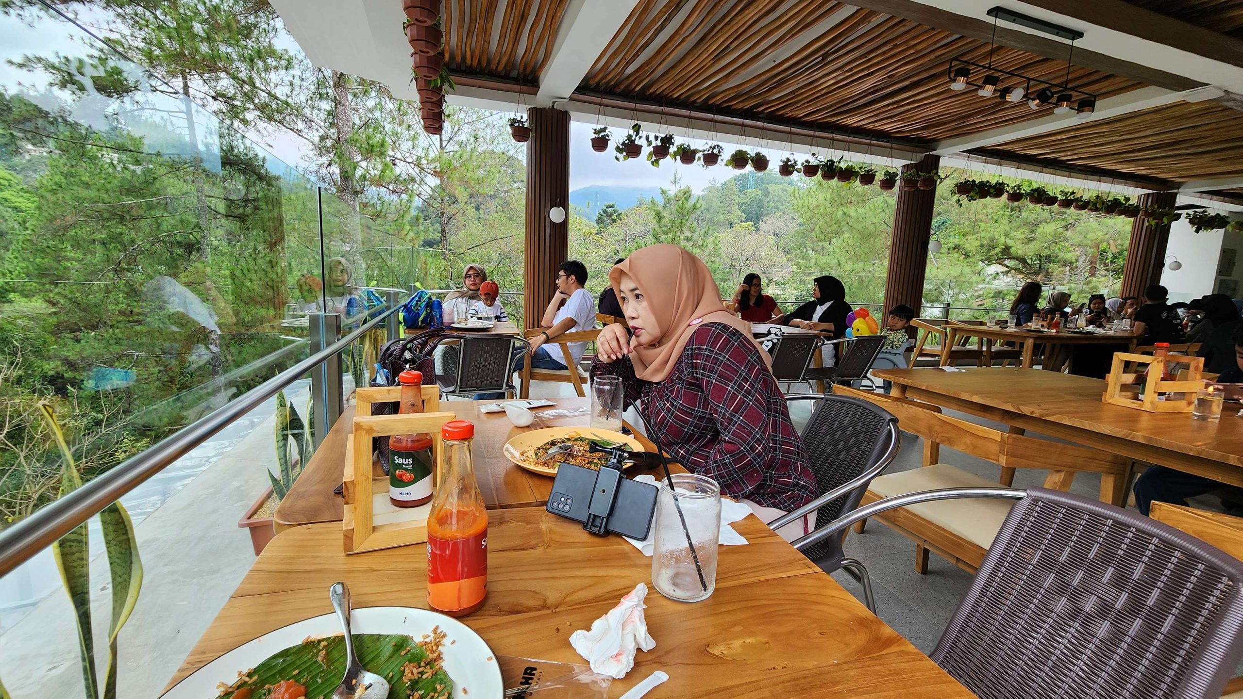Makan di Heha Waterfall Bogor