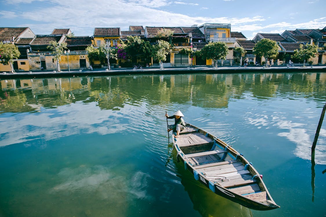 Kapal di Sungai Vietnam
