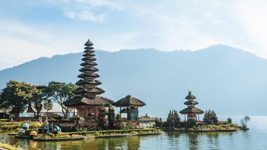 10 Tempat wisata di Indonesia yang Harus Dikunjungi Tahun 2025