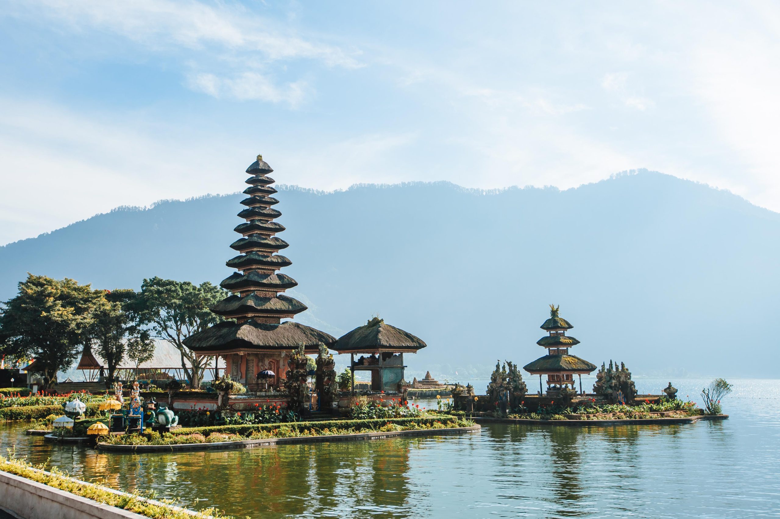 10 Tempat wisata di Indonesia yang Harus Dikunjungi Tahun 2025